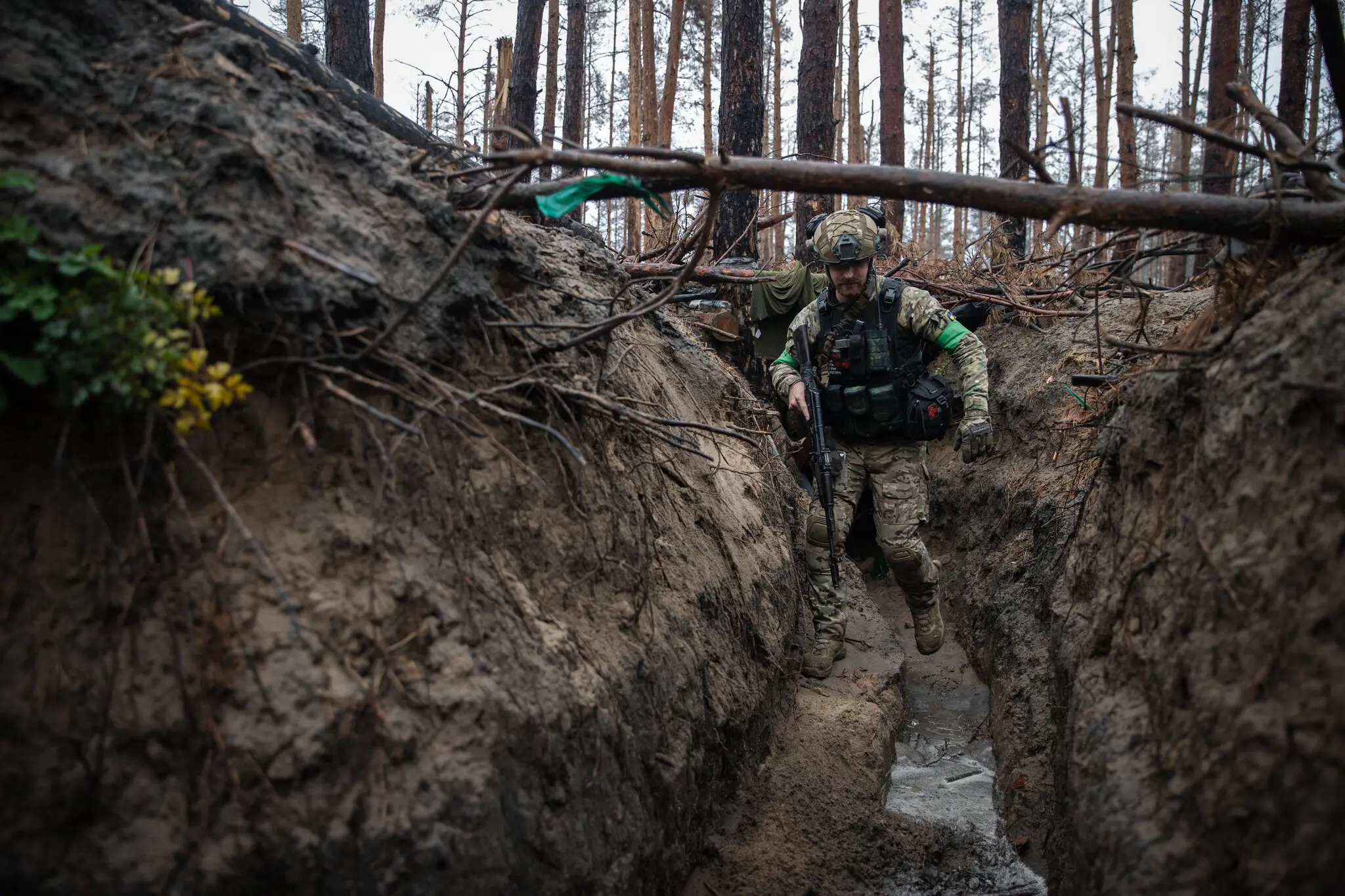 Солдат 63-ї механізованої бригади на спірній ділянці фронту поблизу Кремінної Донецької області на сході України
